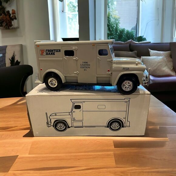 Brink's 1959 GMC Armored Truck Die-Cast Metal Vehicle W/Coin Bank, Ertl B865 - Picture 14 of 15